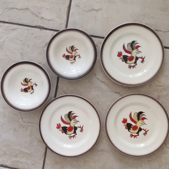 Lot of 5 Metlox California Poppytrail Red Rooster Salad Plates and Dessert Bowls - Picture 1 of 15
